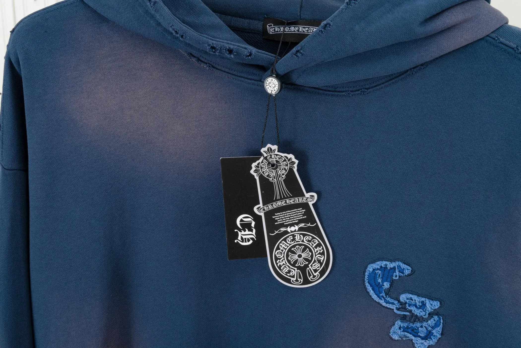P310 CHROME HEARTS Hooded Sweatshirt - Size: XS, S, M, L - Color: Navy blue, white, black. Made of comfortable and skin-friendly fabrics, it feels unrestricted when worn. The details are finely crafted and the colors are harmonious. The back is embroidered with classic Crocodile heart elements, making it highly recognizable and trendy. Strictly controlled from material selection to production, it is a dazzling item that highlights personality and quality and interprets trendy attitude.